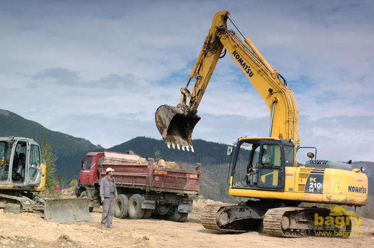 Pásové rypadlo Komatsu PC210 LC nakládá Tatru T-815