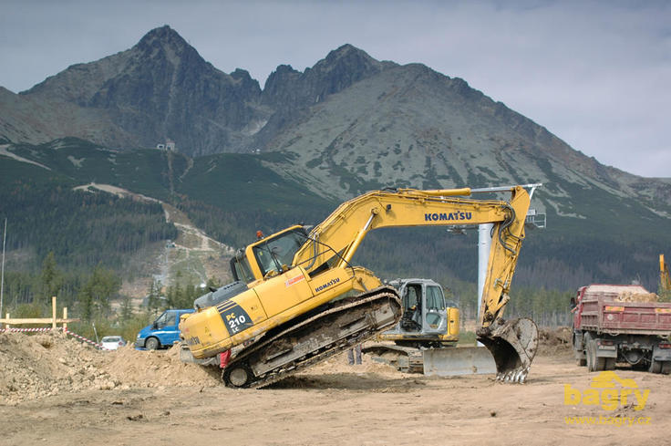 Pásové rypadlo Komatsu PC210 LC zahřívá svaly