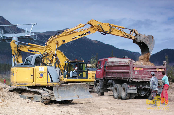 Pásové rypadlo New Holland Kobelco E150BSR Blade Runner nakládá Tatru T-815