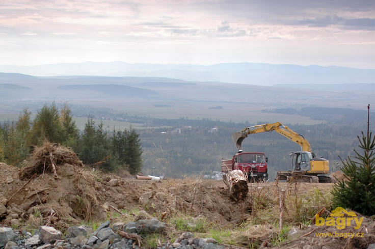 Pásové rypadlo New Holland Kobelco E150BSR Blade Runner nakládá Tatru T-815