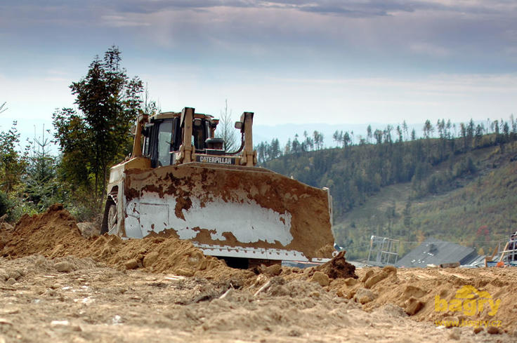 Pásový dozer Caterpillar D8R firmy Lesostav Liptovský Hrádok