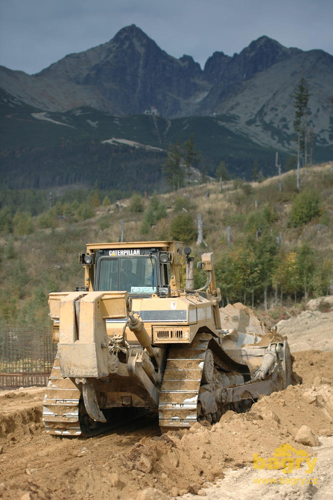 Pásový dozer Caterpillar D8R firmy Lesostav Liptovský Hrádok