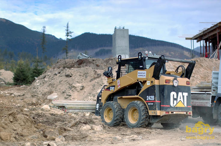 Smykem řízený nakladač Caterpillar 242B High Flow