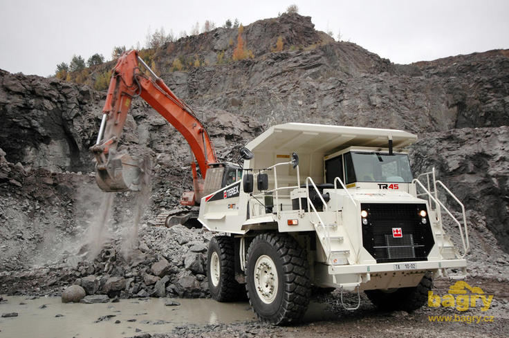 Pásové rypadlo Hitachi Zaxis 520LCH nakládá pevný dempr Terex TR 45