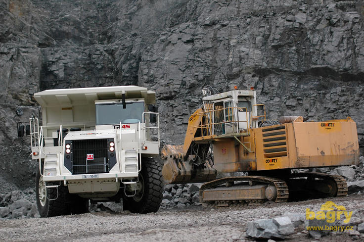 Pevný dempr Terex TR 45 a pásové rypadlo Demag H65