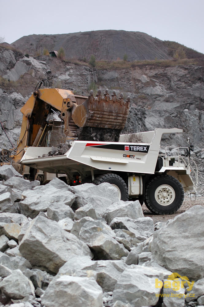 Pevný dempr Terex TR 45 nakládaný rypadlem Demag H65