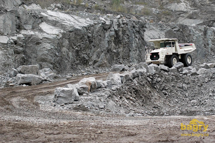 Pevný dempr Terex TR 45 sjíždí na místo nakládky