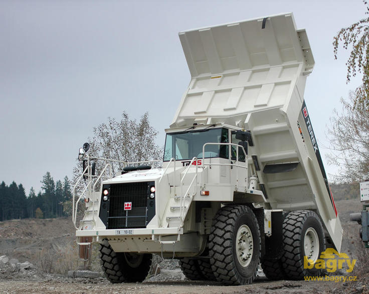 Pevný dempr Terex TR 45 vyprazdňuje korbu do násypky