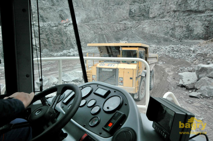 Pohled z kabiny dempru Terex TR45 na Euclid EH 650