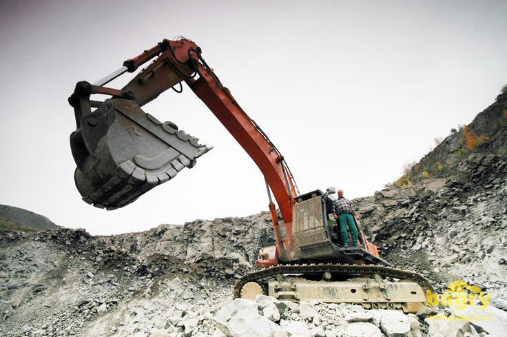 Strojník zdraví z pásového rypadla Hitachi Zaxis 520LCH