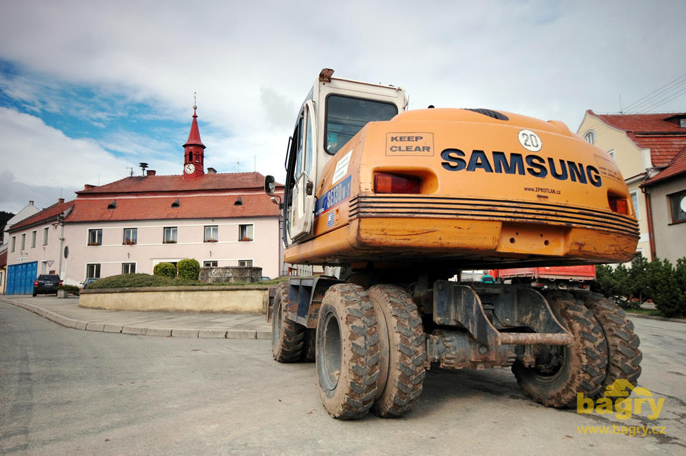 Kolové rypadlo Samsung SE130W-2 na Horním náměstí v Lysicích