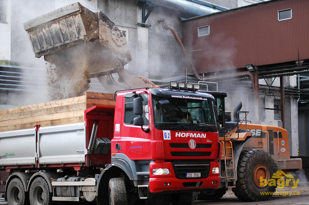 Kolový nakladač Case 1221E nakládá šámu na Tatru Phoenix firmy Hofman - výroba a transport betonu, autodoprava