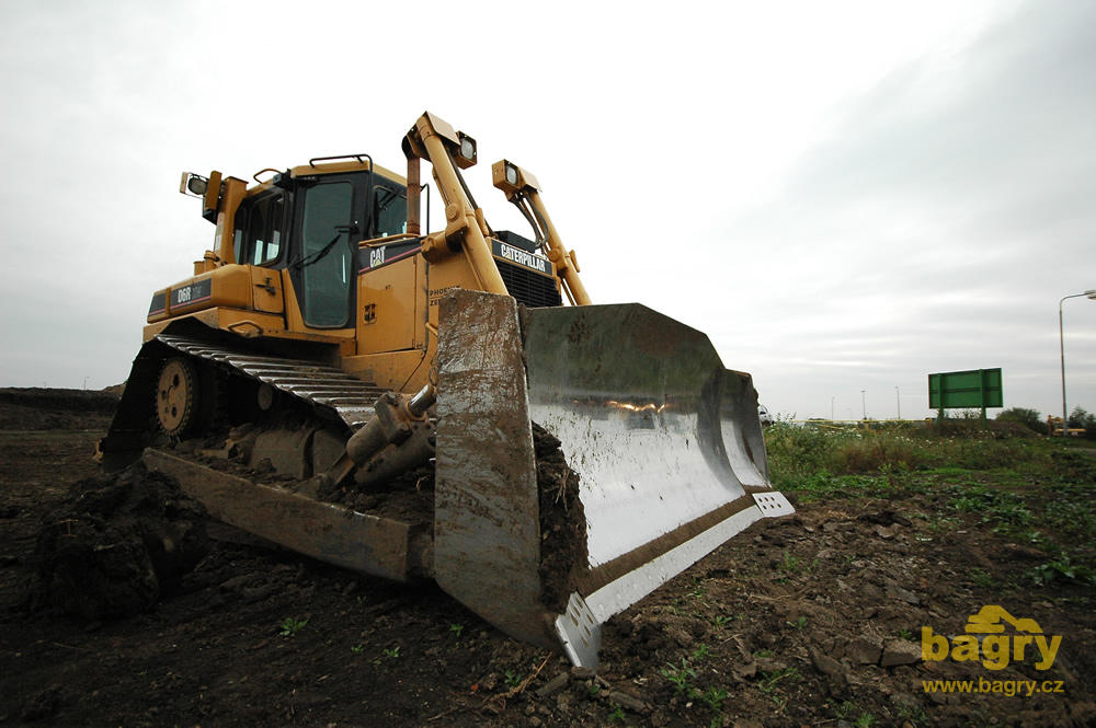 Těžba zeminy z odkalovacích lagun: Pásový dozer Caterpillar D6R XW Series II