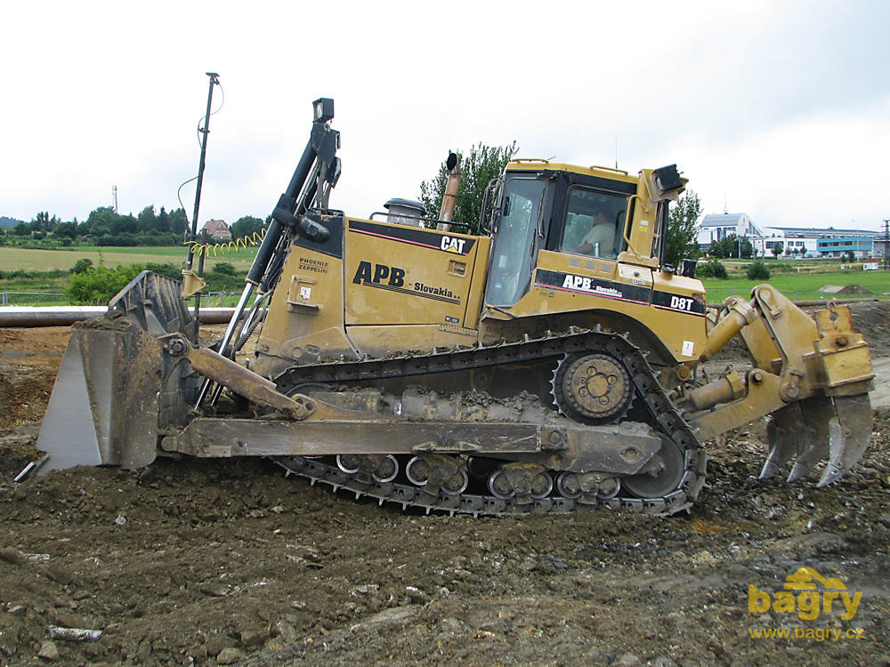 Pásový dozer Caterpillar D8T