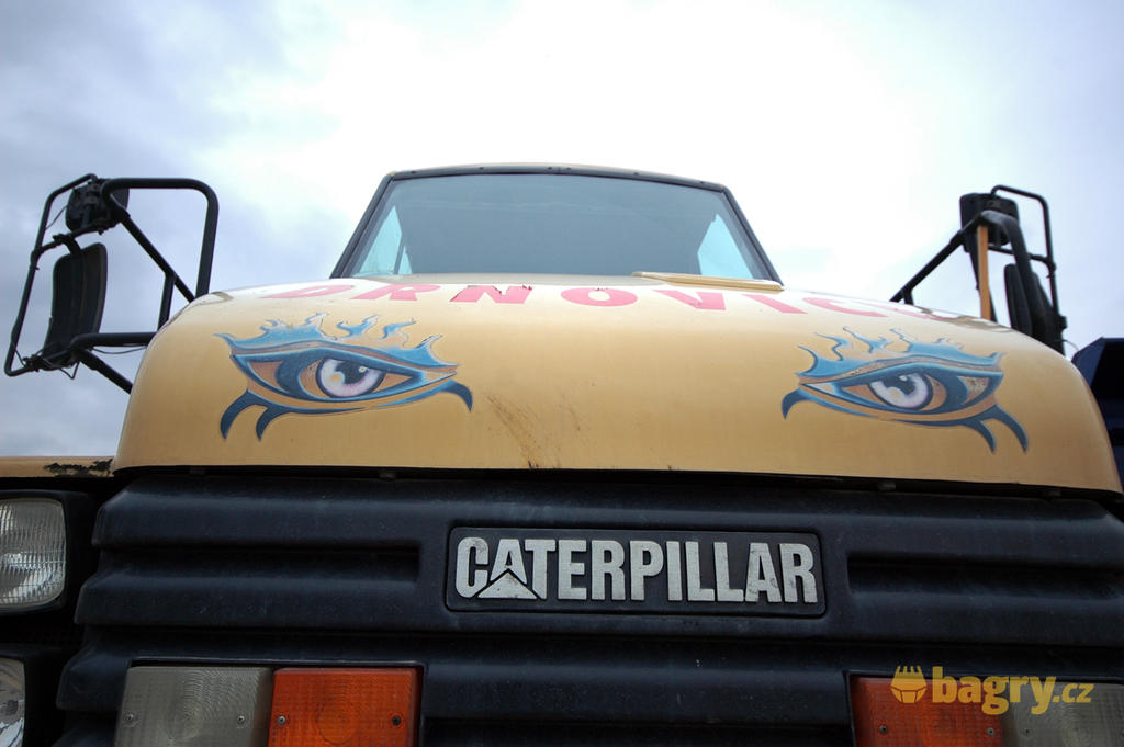 Koketní pohled kloubového dempru Caterpillar
