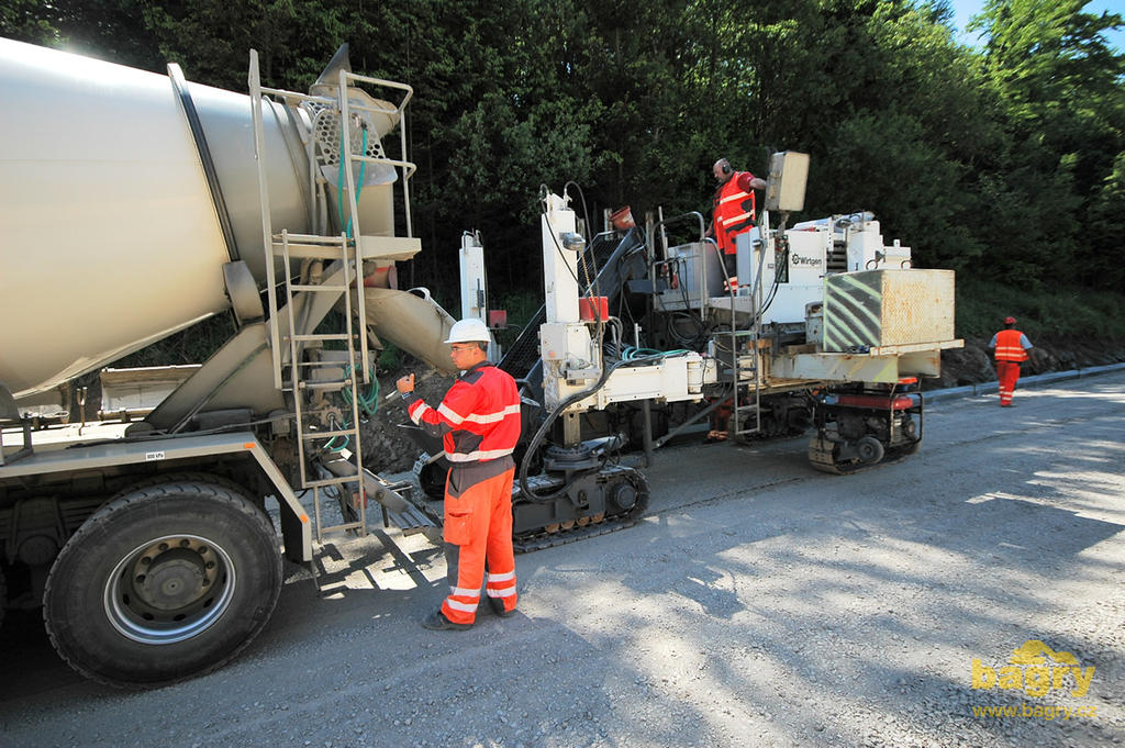 Finišer s posuvným bedněním Wirtgen SP 500 odebírá beton z domíchávače Intermix na podvozku MAN 32-364 Českomoravského betonu
