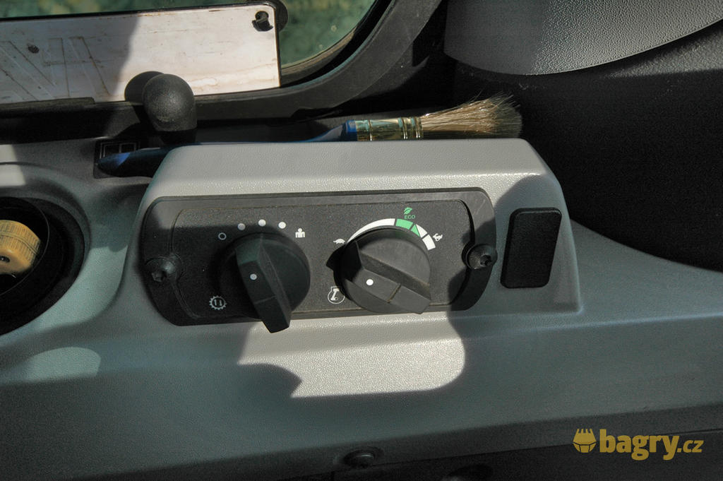 Otočné ovladače režimů pojezdové rychlosti a otáček motoru