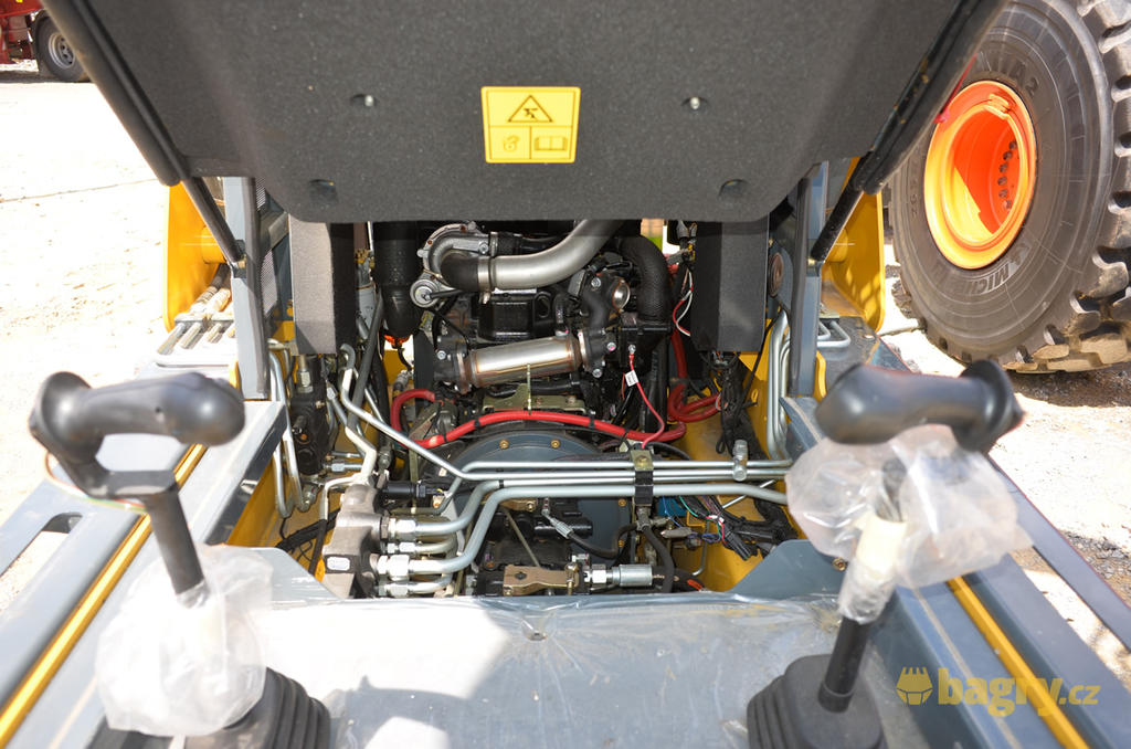 Po odklopení kabiny se dostanete k hydraulice a druhé straně motoru s turbem a chladičem výfukových plynů