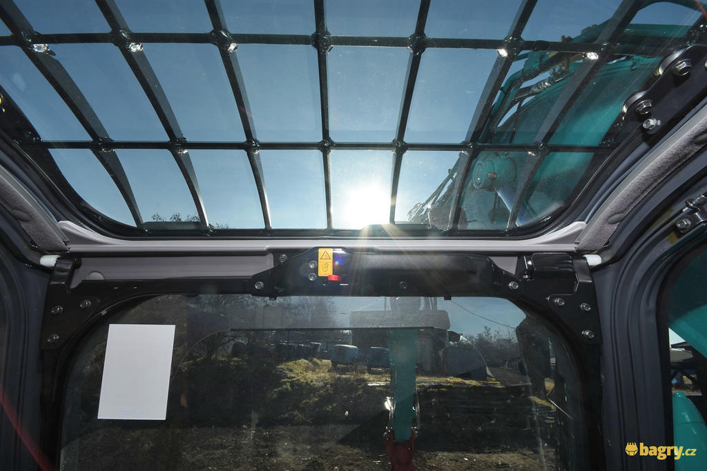 21. Kobelco ED160-5 Blade Runner - sklo na střeše chrání ocelová mříž