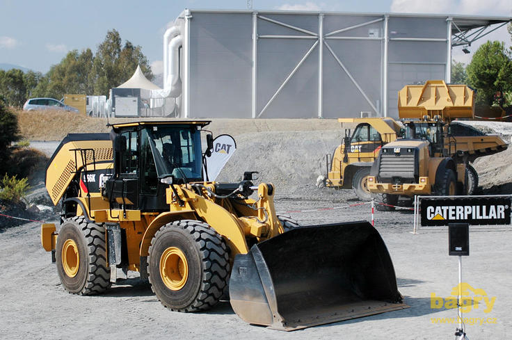 Caterpillar 966K předváděný v Malaze