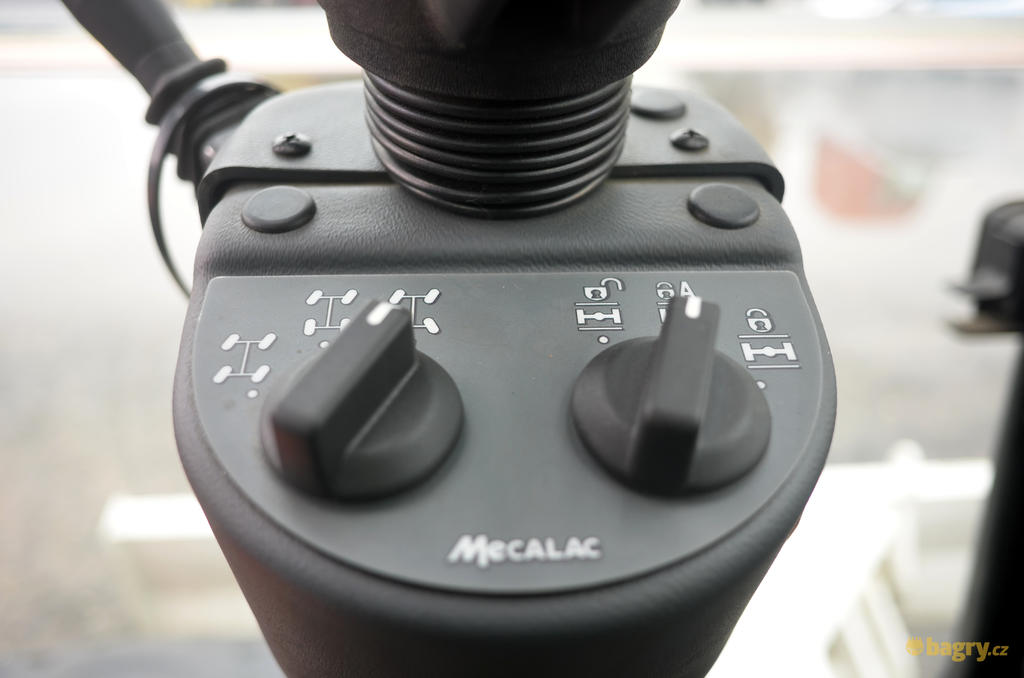 20. Mecalac 9MWR - ovladače způsobu řízení a aretace nápravy