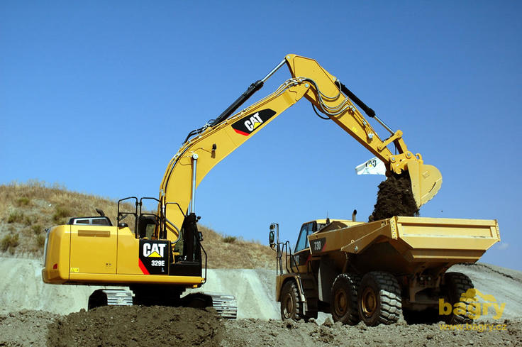 Pásové rypadlo Caterpillar 329E nakládá kloubový dempr 730