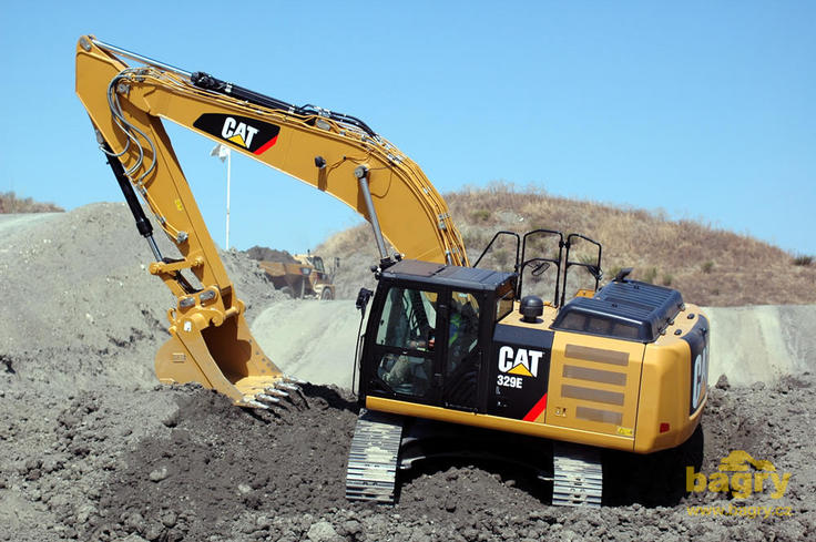 Pásové rypadlo Caterpillar 329E ve svahu