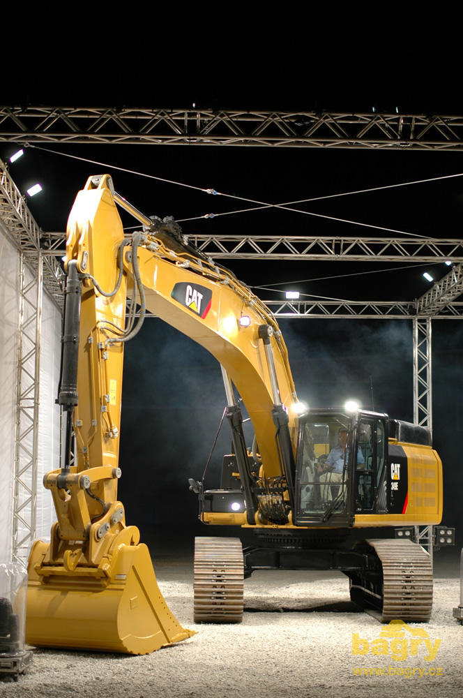 Pásové rypadlo Caterpillar 349E při večerním představení