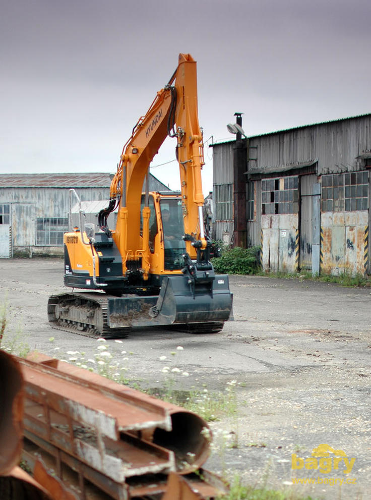 Hyundai R145LCR-9 přijíždí