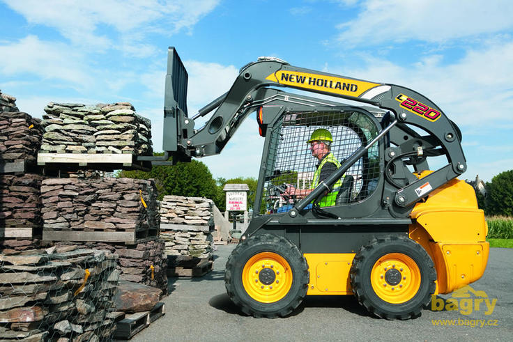 New Holland L220 bez uzavřené kabiny pro USA