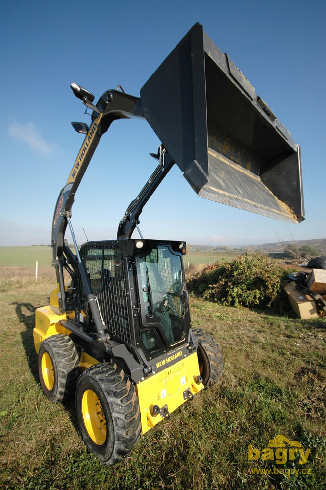 New Holland L220 se supervýložníkem nahoře