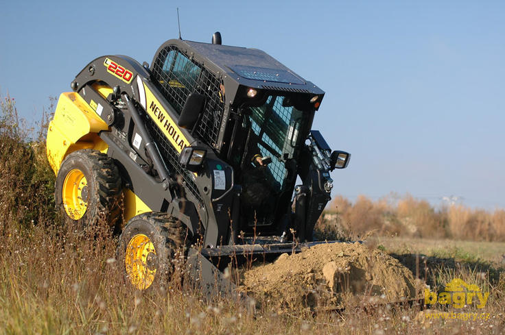 New Holland L220 zdolá náročný terén navzory velkému rozvoru