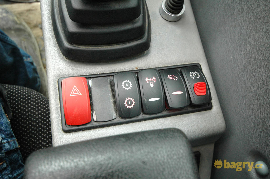 15. Tlačítka před joystickem