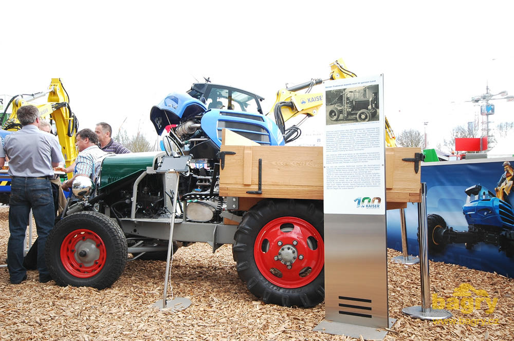 Historický autotraktor z použitých autodílů vyráběl Kaiser v letech 1928 - 1958