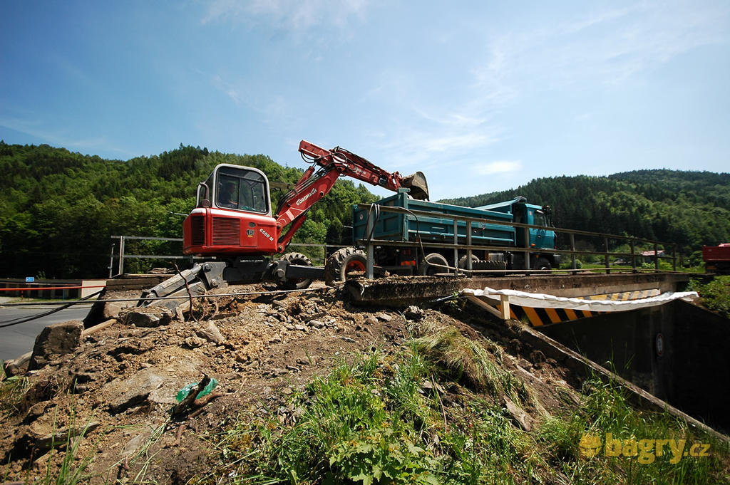 Hanušovice - Kráčivé rypadlo Euromach 6500 M firmy Petr Švik obnažuje ŽB konstrukci mostu