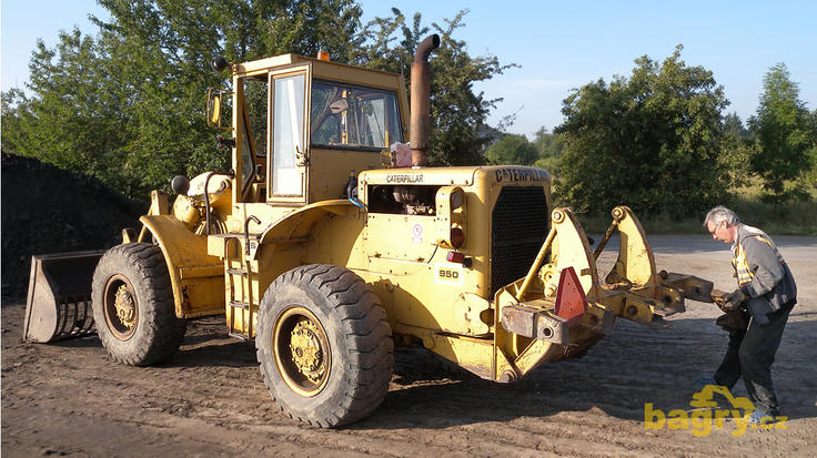 Caterpillar 950 - otáčení nože v rozrývači