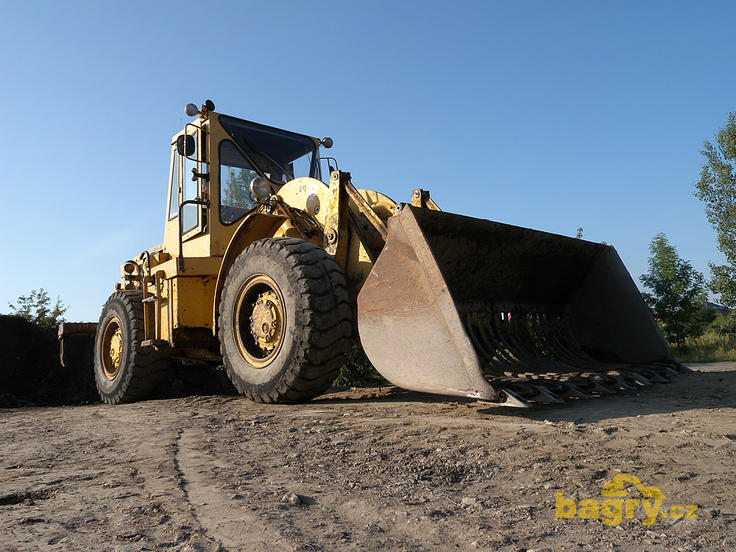 Kolový nakladač Caterpillar 950