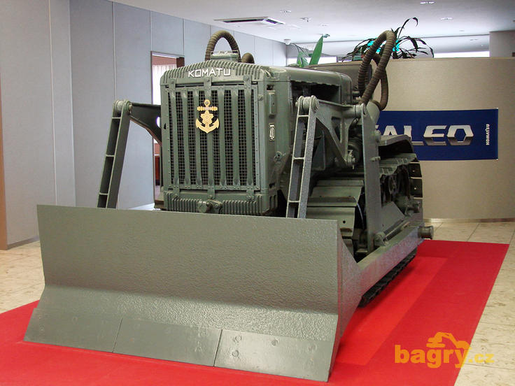 Pásový dozer Komatsu G40 z roku 1943 v Komatsu Techno Center