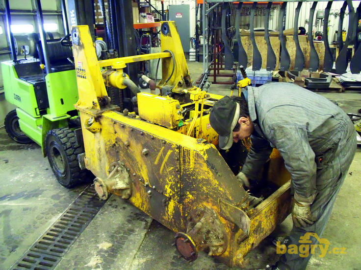 Case 1530 Uni-loader během renovace