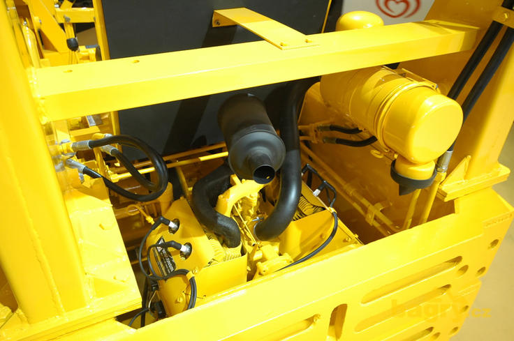 Case 1530 Uni-loader - motorový prostor