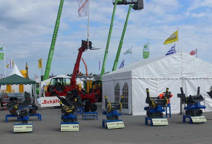 Modelová řada naklápěcích rotátorů Swingotilt na stánku firmy SMP Parts AB na výstavě MaskinExpo2008