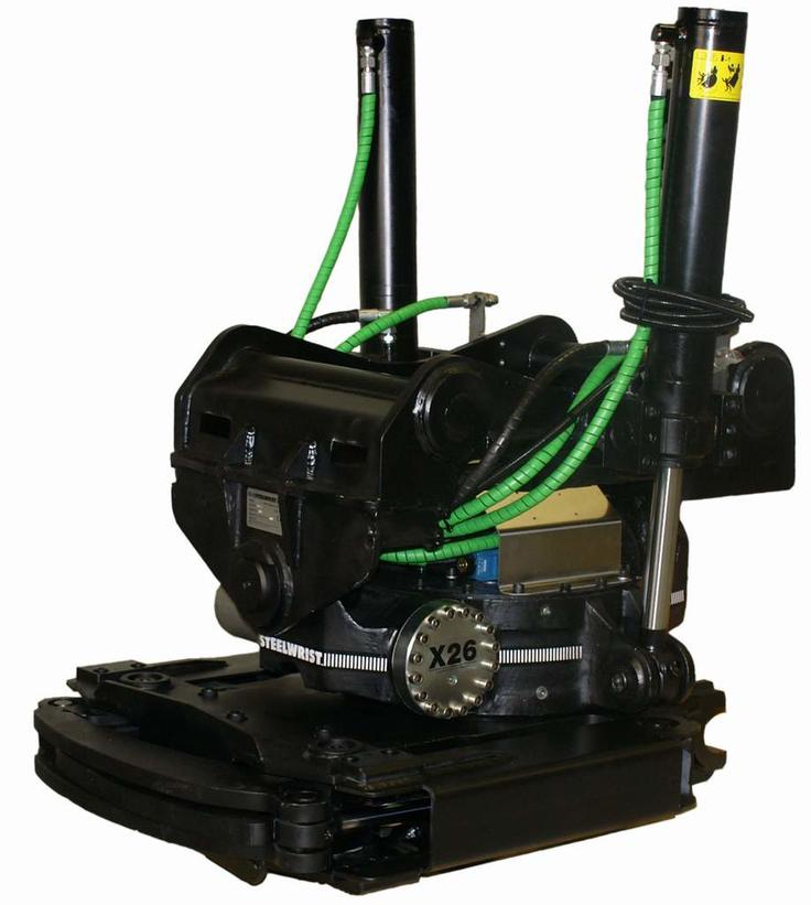 Naklápěcí rotátor Steelwrist vybavený integrovaným drapákem. Model X26 pro rypadla o hmotnosti 18 až 26 tun