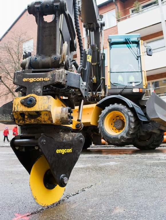 Využití naklápěcího rotátoru s řezačem asfaltu