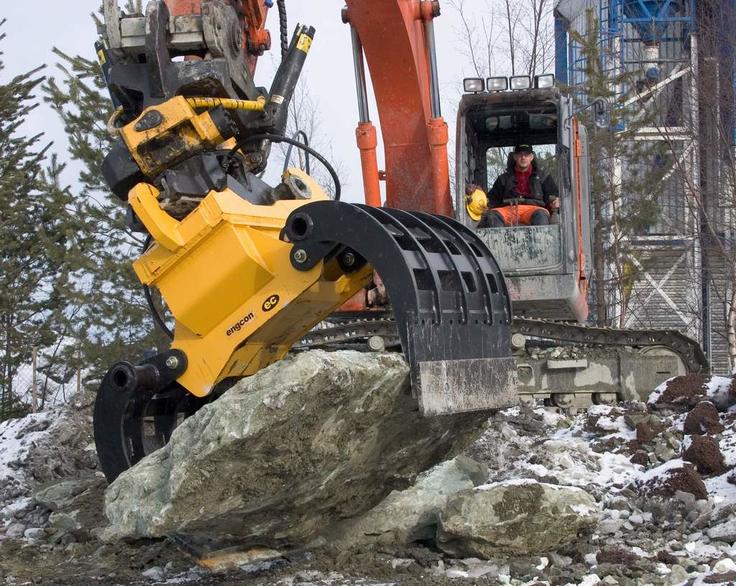Vývod přídavné hydraulické funkce na spodní části nakl. rotátoru umožňuje využití různého příslušenství, jako např. třídících a demoličních drapáků