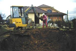 JCB 801 při výkopu bazénu