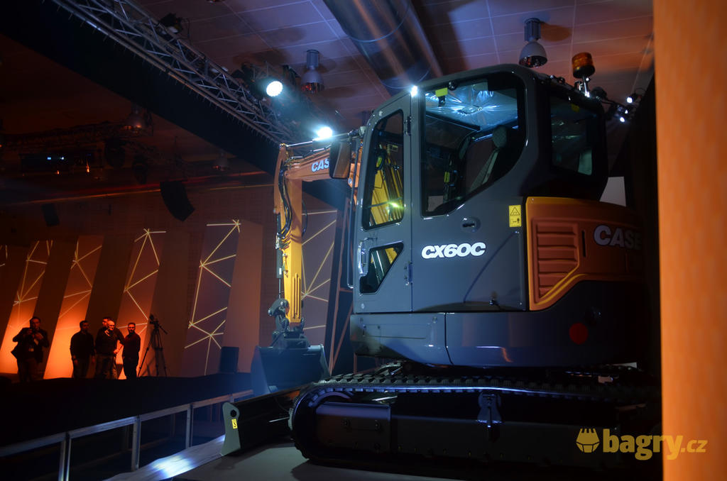 04. Midirypadlo Case CX60C při slavnostním, odhalení v CNH Industrial Village v Turíně