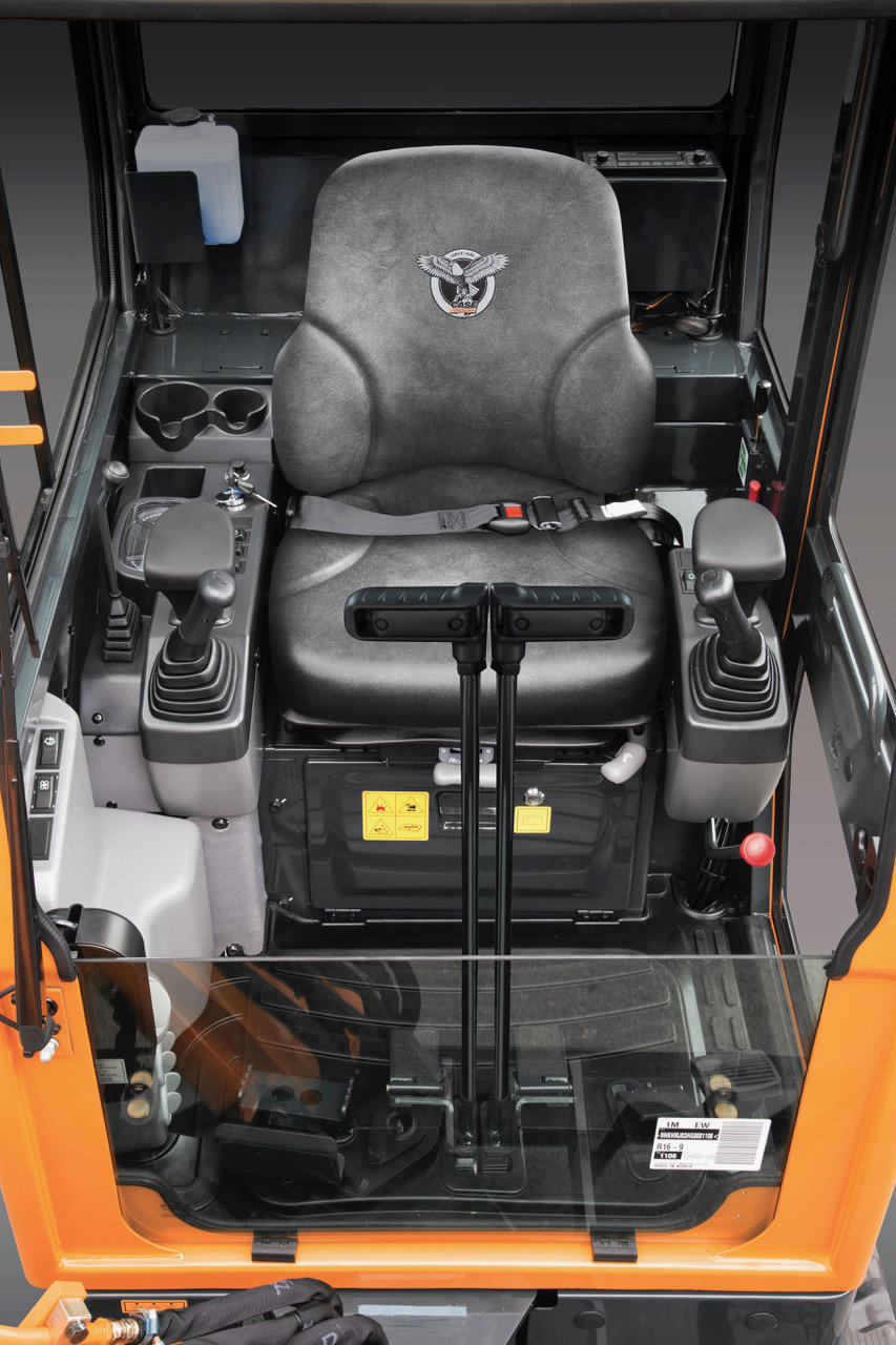 05. Interiér kabiny nové řady C malých minirypadel Case CX
