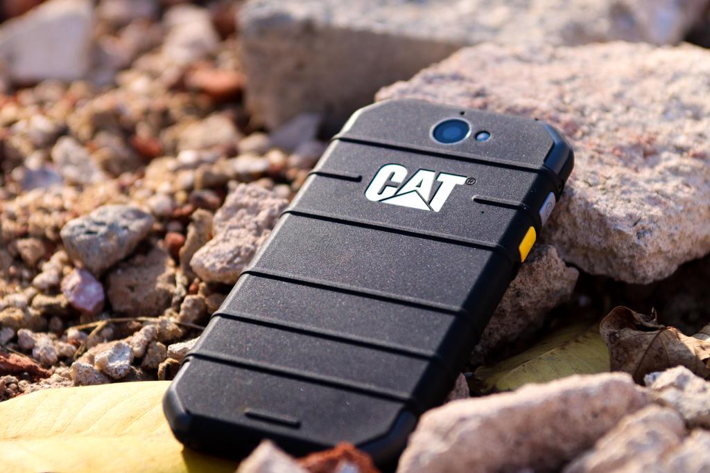 Smartphone Cat S30 odpočívá na kamení