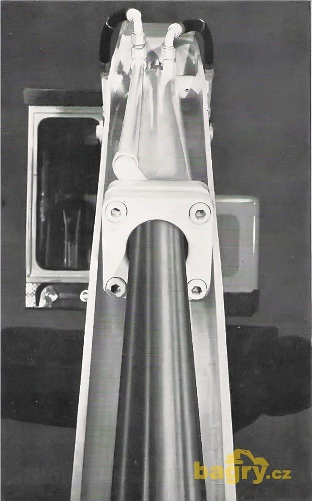 JCB 7 - detail hydraulického válce