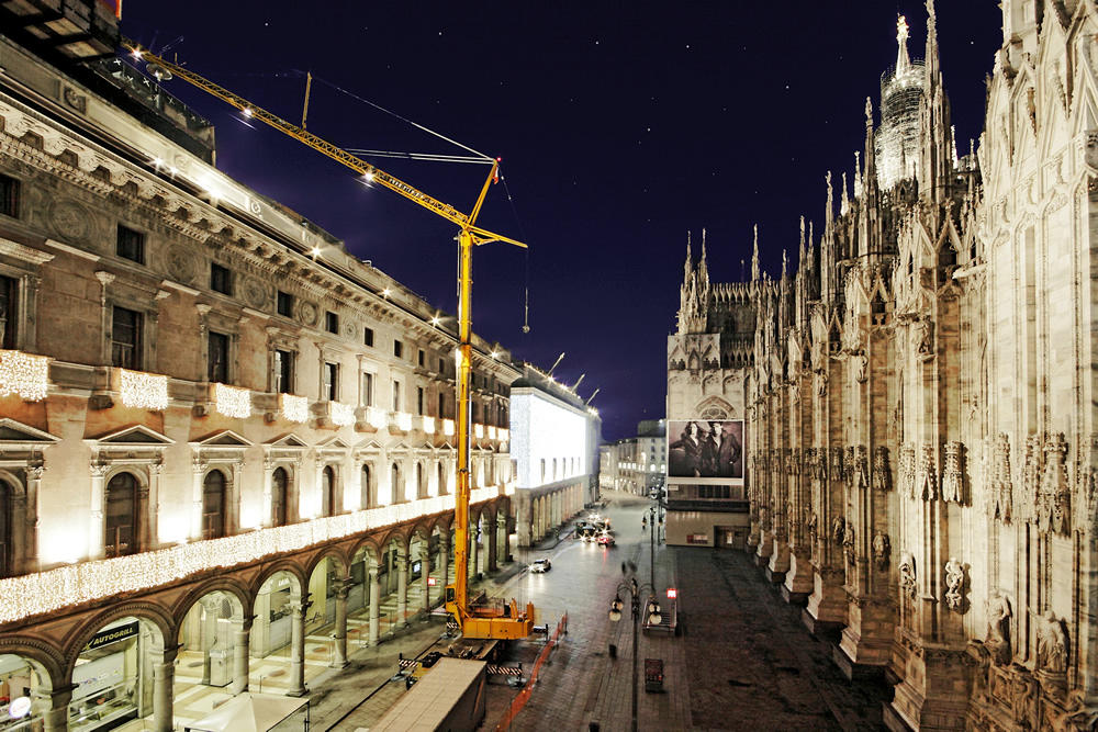 Mobilní stavební jeřáb Liebherr při nočním nasazení v centru Milána